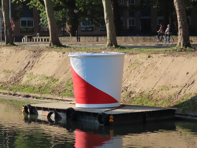 850962 Afbeelding van een klein ponton in de Stadsbuitengracht te Utrecht, met daarop de emmer in de stadskleuren ...